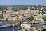 Evropa - Švédsko - Pohled na Královský palác a Parlament z vrcholku věže radnice. V pozadí museum Vasa.