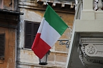 Evropa - Itálie - Jsme v Římě a ten je v Itálii a proto jsou všude zeleno-bílo-červené vlajky.