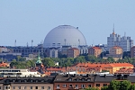 Evropa - Švédsko - Pohled na sférickou budovu Ericsson Globe z vrcholku věže radnice