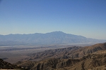 Severní Amerika - USA - Kalifornie - Pohled z vyhlídky Keys View, směrem na Palm Springs. Nížina je pod úrovní moře, hory jsou třítisícovky. V popředí je geologický zlom Andreas.