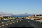 Severní Amerika - USA - Arizona - Cesta od Las Vegas, před námi přehradní jezero Hoover Dam