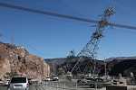 Severní Amerika - USA - Arizona - Elektrické vedení sestupuje k elektrárně v propasti.