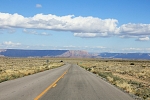 Severní Amerika - USA - Arizona - Opět asfaltovaná cesta. Před námi Grand Canyon West. Letiště v popředí.