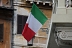 Jsme v Římě a ten je v Itálii a proto jsou všude zeleno-bílo-červené vlajky.