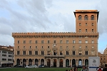 Evropa - Itálie - Výrazná budova s cimbuřím a věží je banka Generali. 